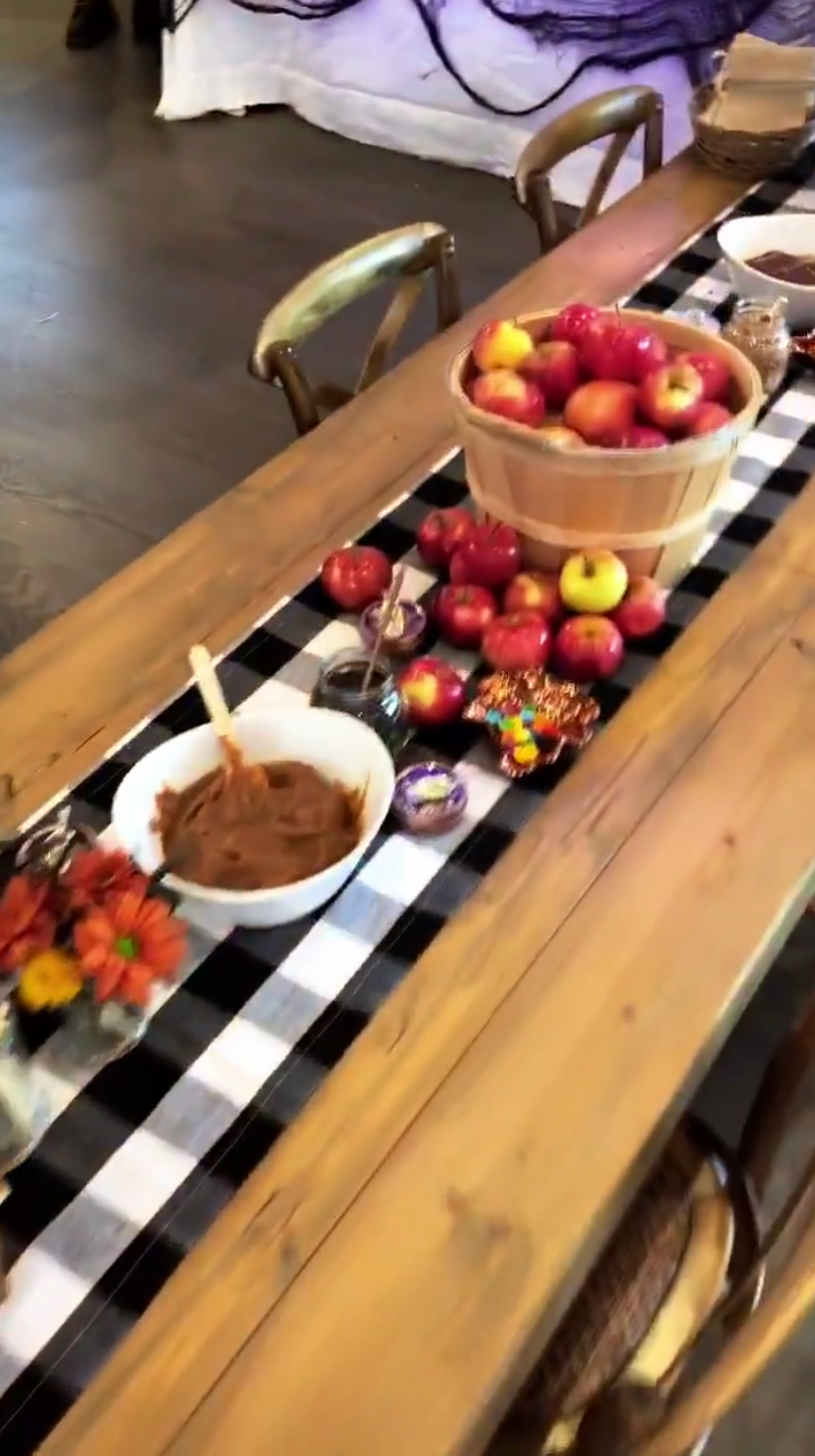 Food, Brunch, Meal, Dish, Cuisine, Breakfast, Fruit, Buffet, Ingredient, Room, 