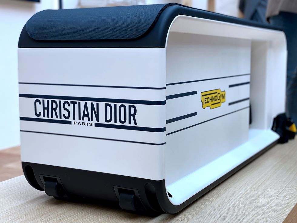 dior×technogym 限量合作推出健身器材，跑步機、啞鈴與健身球上印著dior！