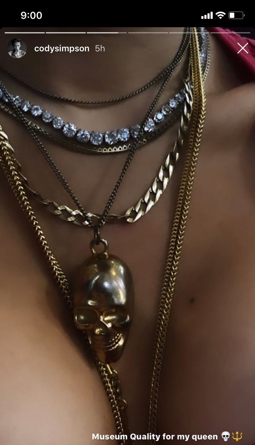 Necklace, Chain, Fashion accessory, Jewellery, Neck, Body jewelry, Locket, Pendant, Pearl, Metal, 