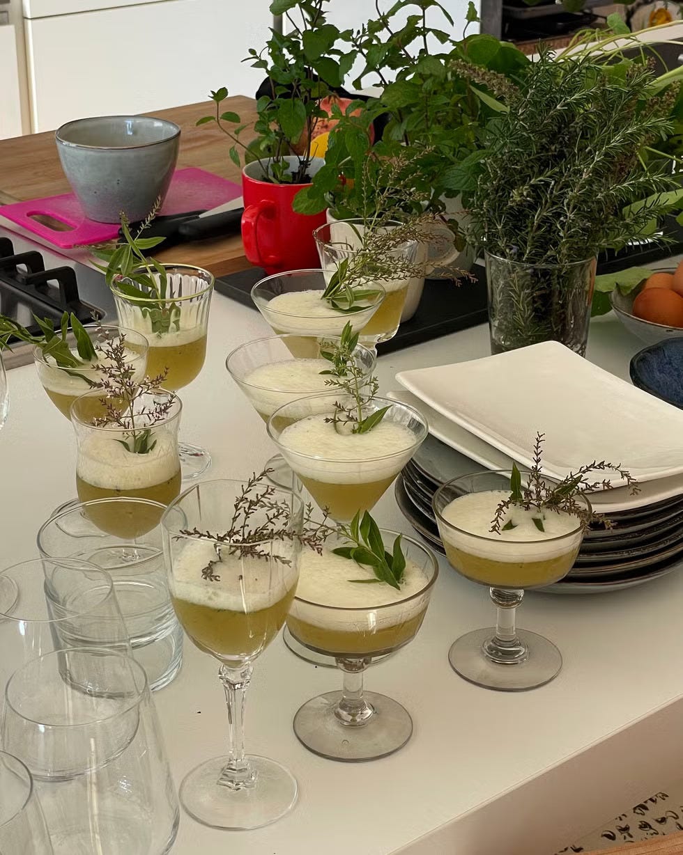 cocktails preparados en vasos