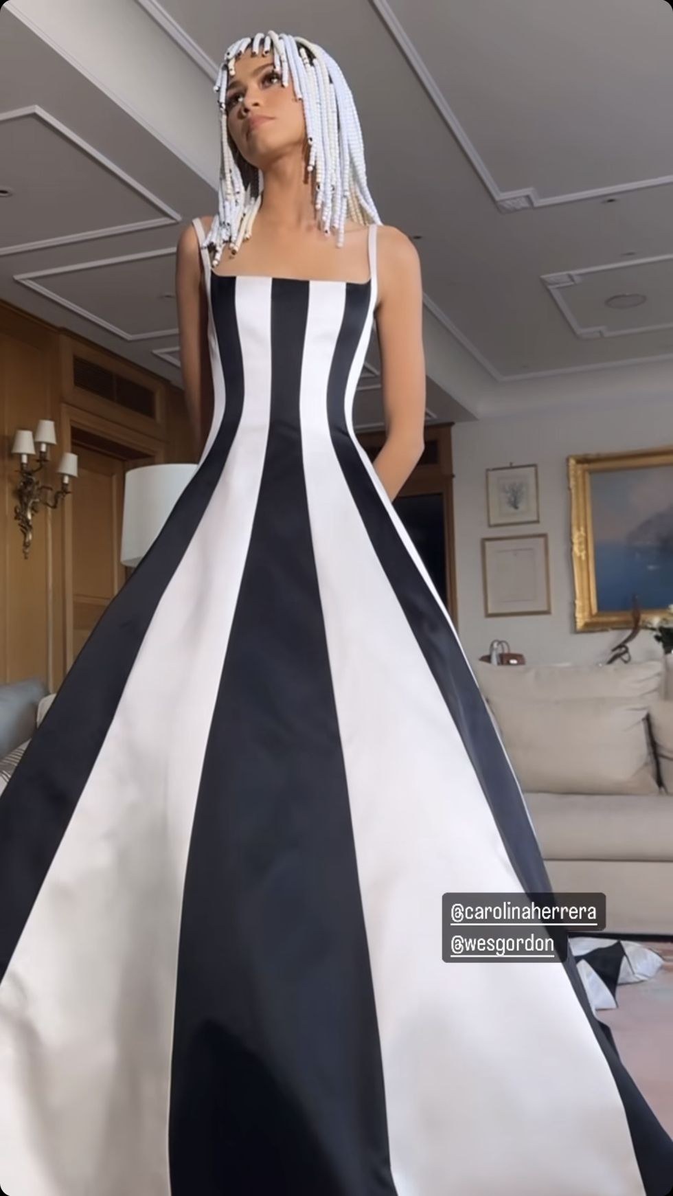 Zendaya recrea el icónico look de Venus y Serena Williams con un vestido de gala en blanco y negro