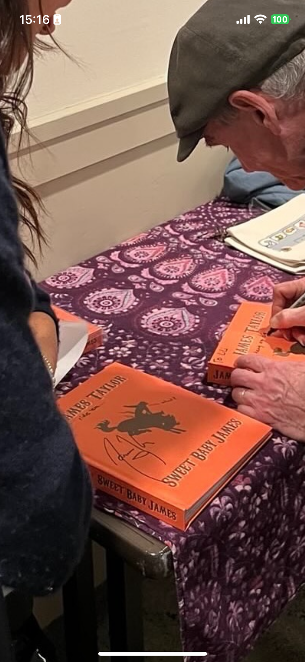 James Taylor firma un libro per Lilibet