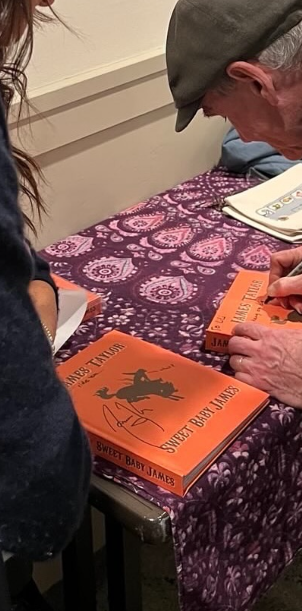 James Taylor firma un libro per Lilibet