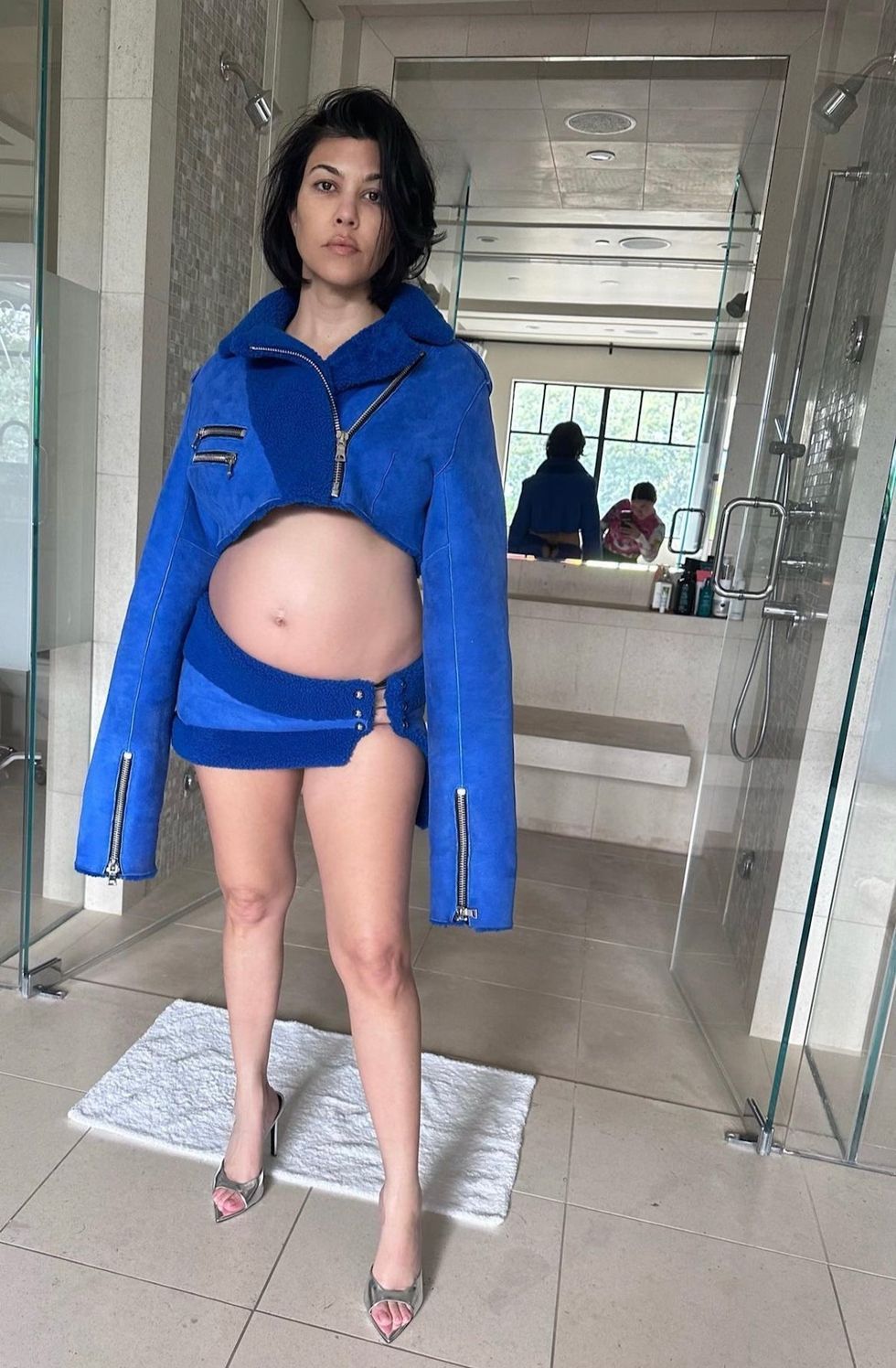 kourtney kardashian poseert met blote babybuik