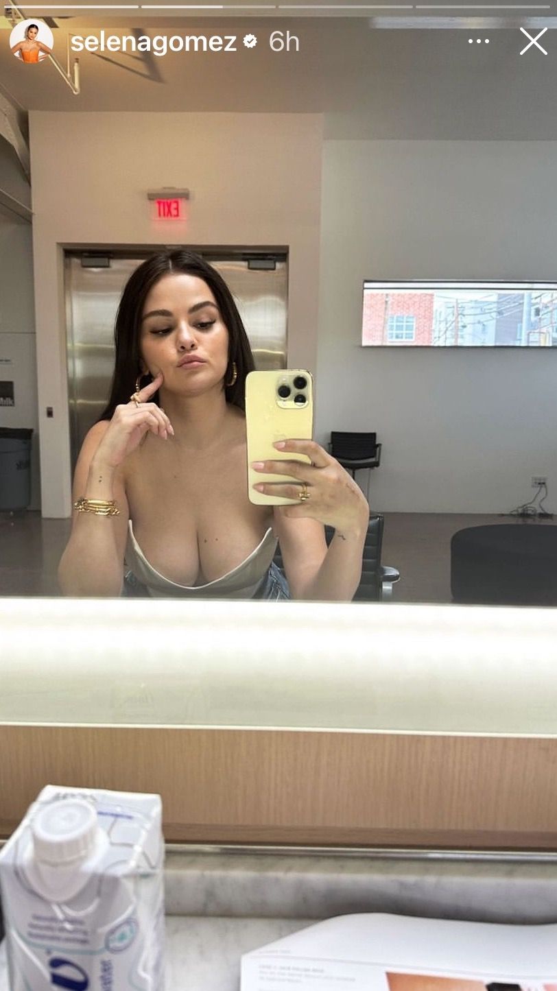 Pregnant Sex Selena Gomez - Selena Gomez Wears Nude Bustier Corset Top on Instagram