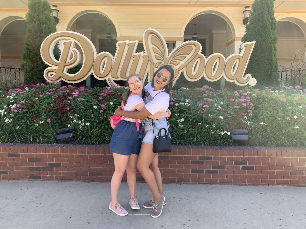 sara richard and ﻿tatyana white jenkins in front of the dollywood sign