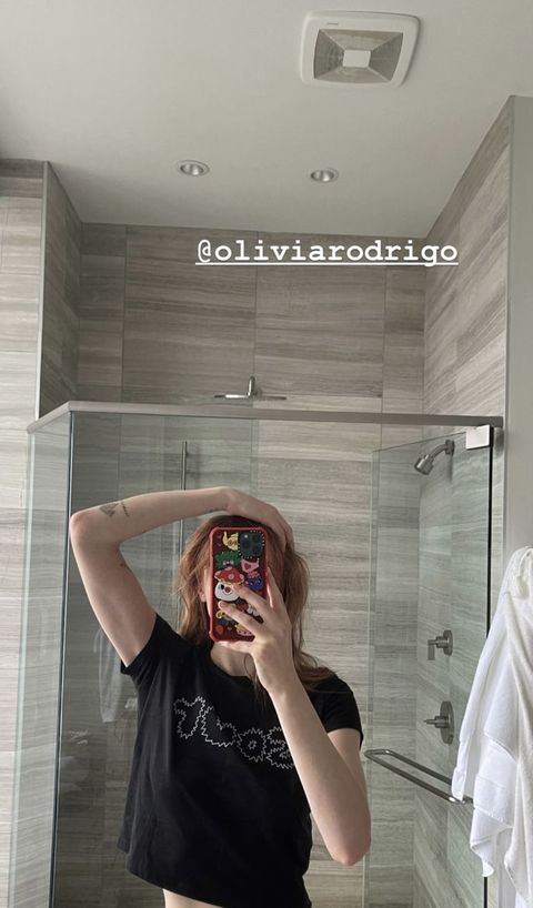 sophie turner dyes her hair red