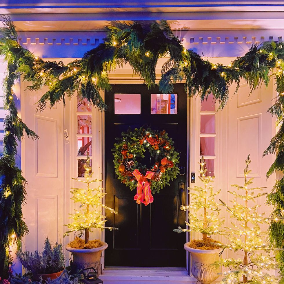 16 Beautiful and Festive Christmas Porch Decoration Ideas