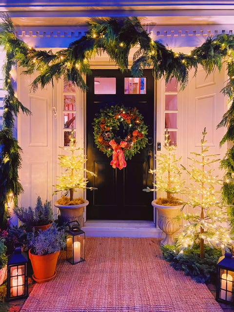 16 Beautiful and Festive Christmas Porch Decoration Ideas