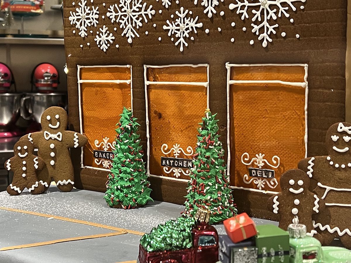 Ree Drummond'S Lead Bakers Built A Gingerbread Replica Of The Mercantile