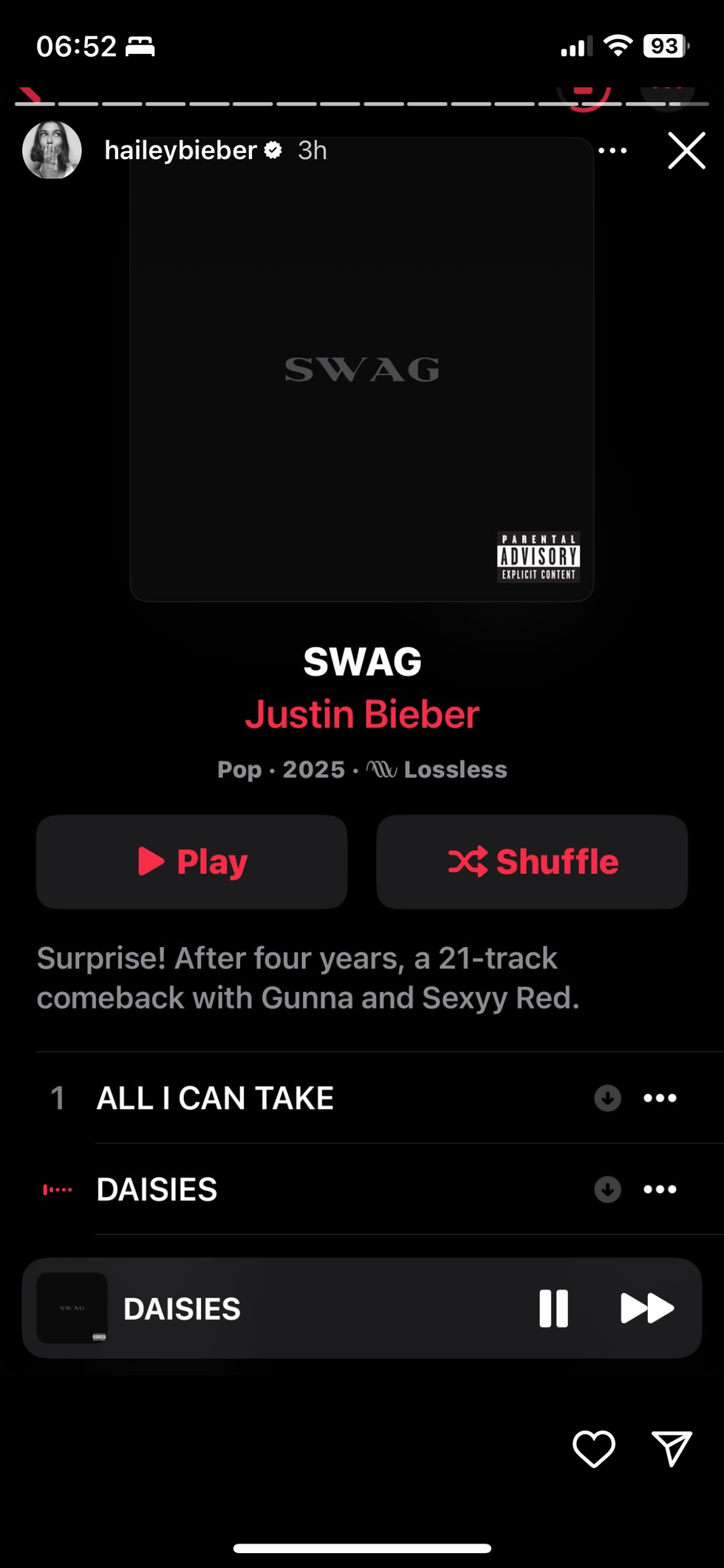 Hailey Bieber ascolta 