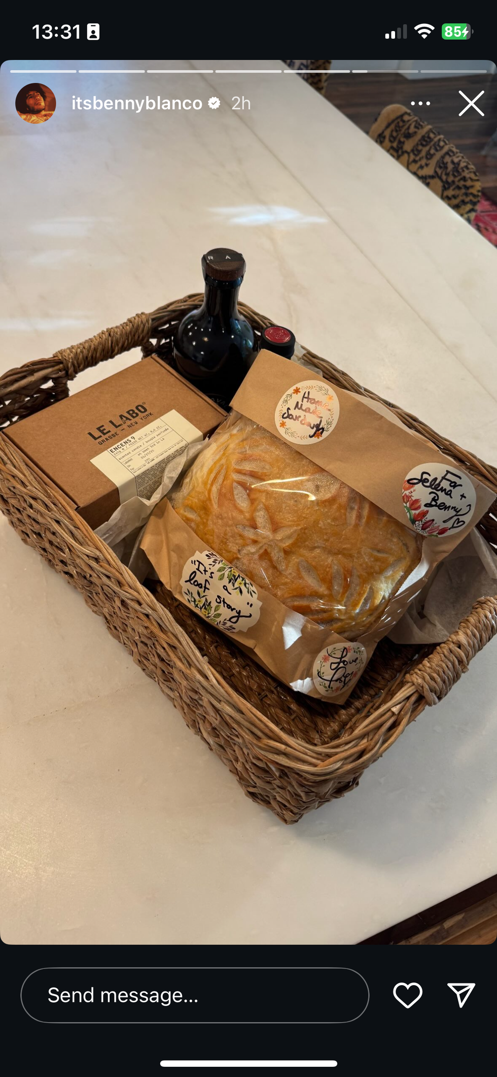 La cesta de regalo de Taylor Swift para Selena Gomez y Benny Blanco