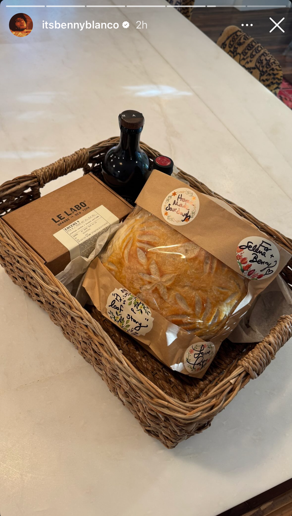 La cesta de regalo de Taylor Swift para Selena Gomez y Benny Blanco