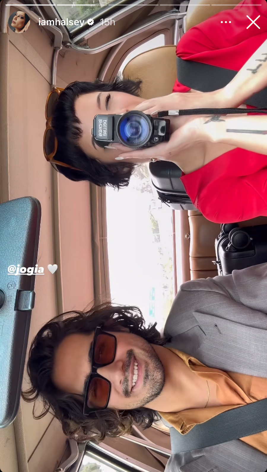 een persoon die een selfie maakt