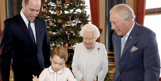 ジョージ王子、腕を振るう！ イギリス王室、女王と未来の国王3人が