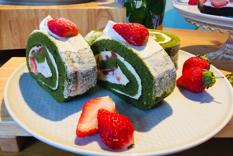 Dish, Food, Cuisine, Ingredient, Dessert, Swiss roll, Strawberry, Roulade, Strawberries, Produce, 