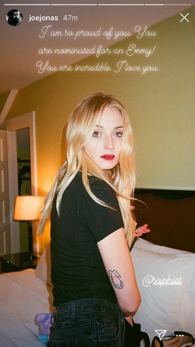 Hair, Shoulder, Blond, Hairstyle, Beauty, Lip, Long hair, Arm, Joint, Brown hair, 
