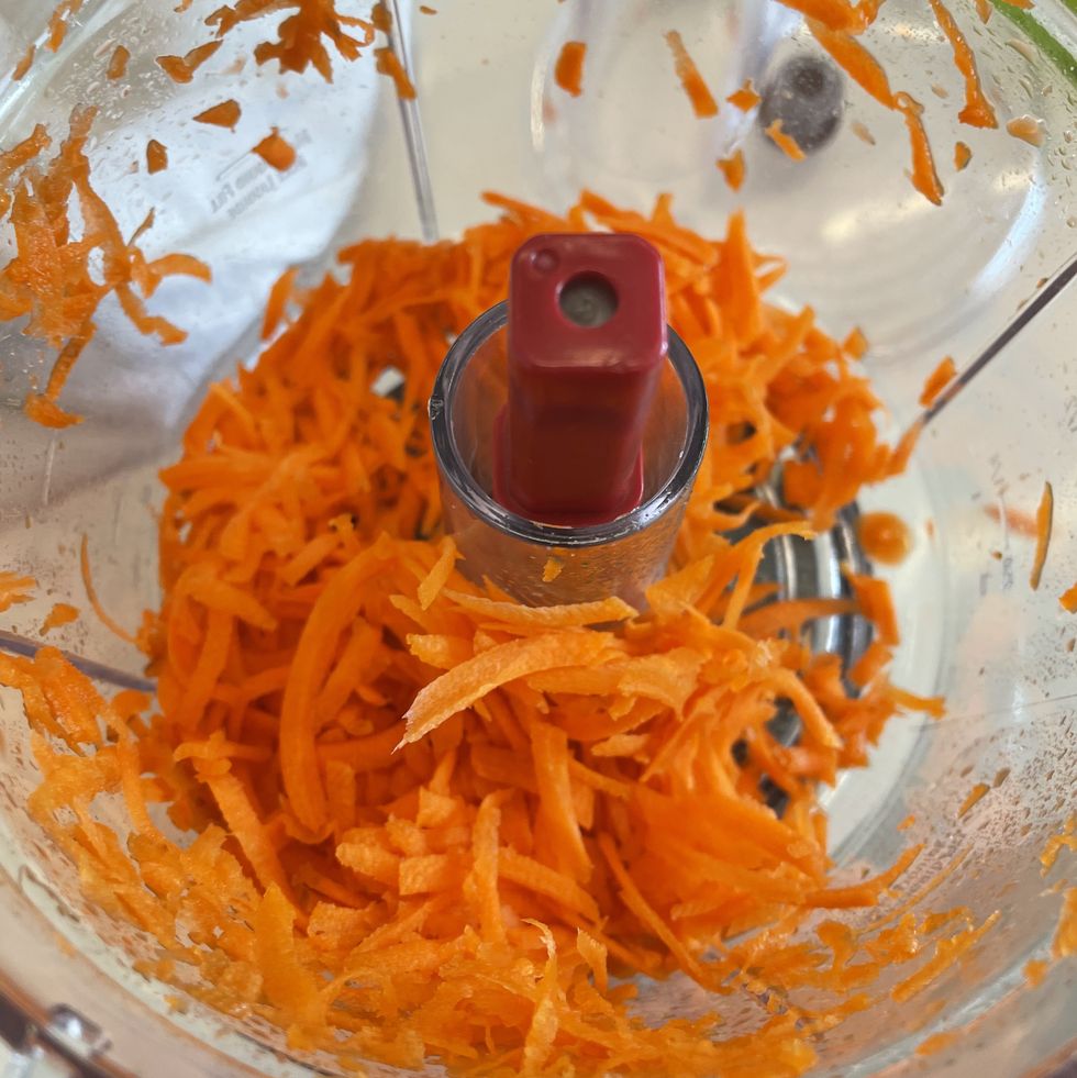 testing how well a blender food processor attachment shreds carrot