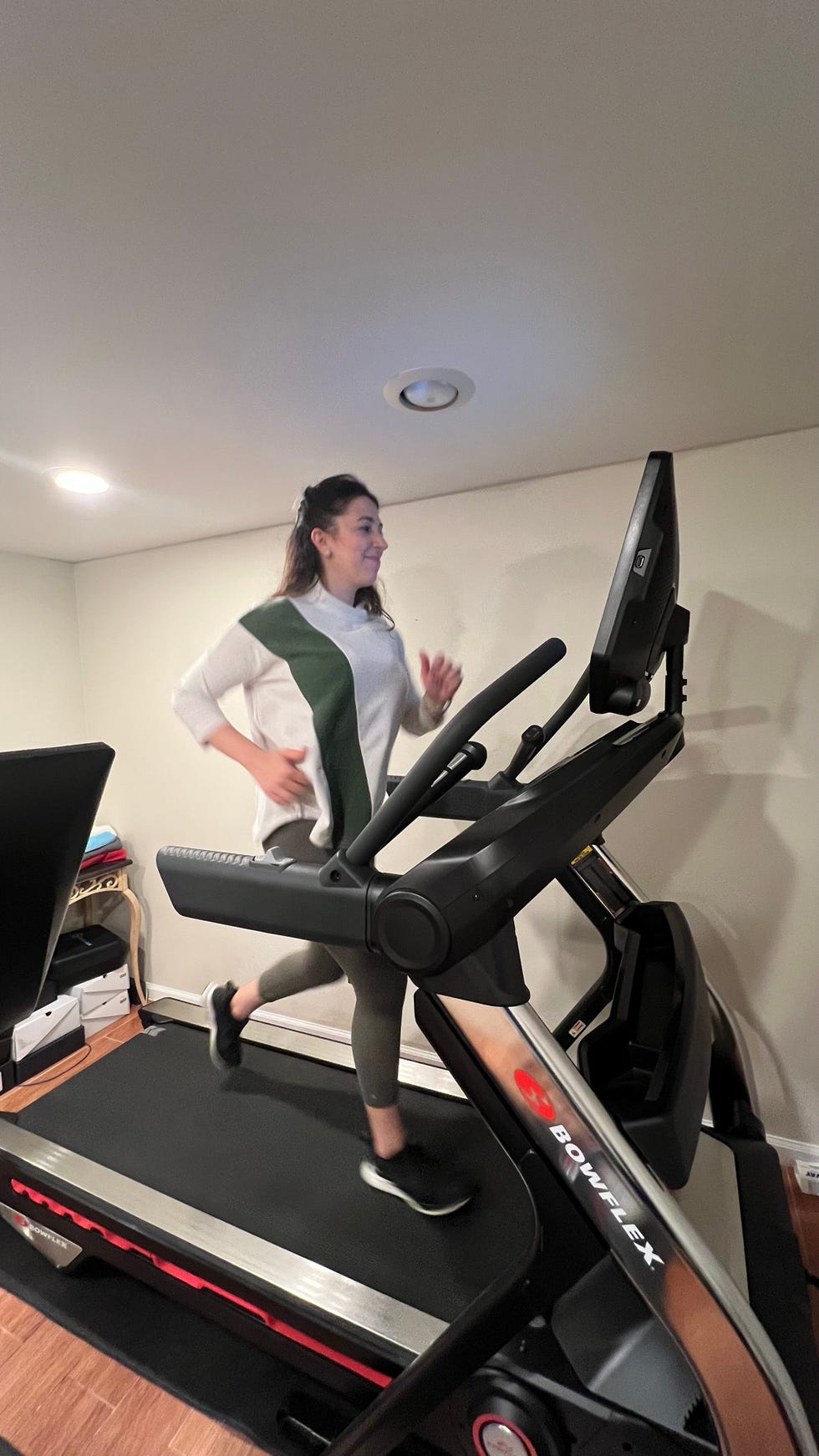 sassos jogging on the bowflex treadmill 22