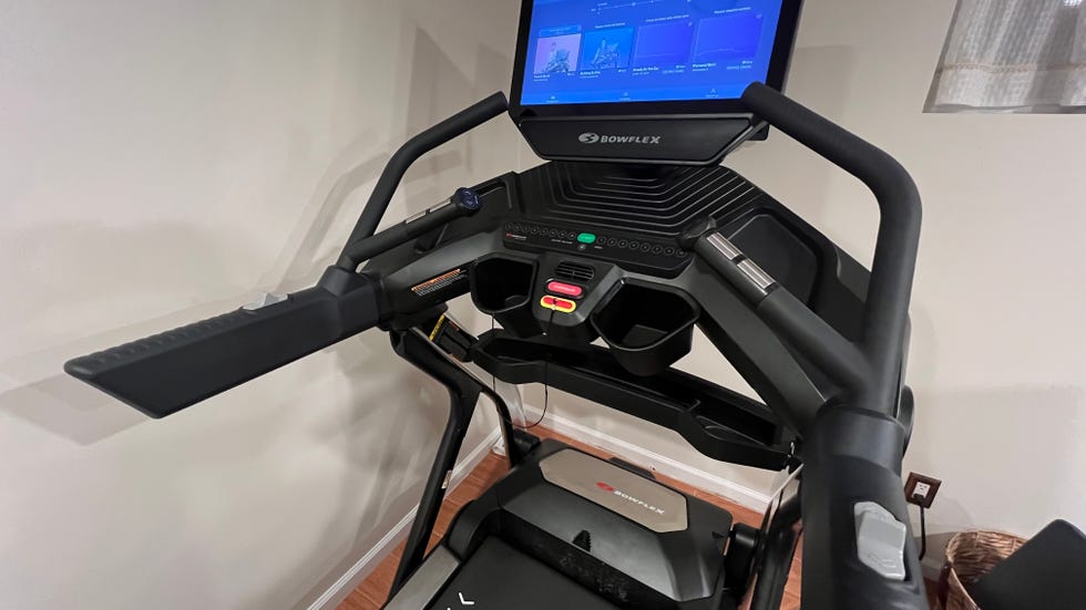 sassos testing the bowflex treadmill 22 in her home