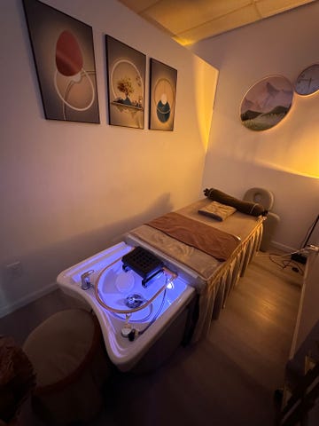 a room with a wash bowl and massage bed