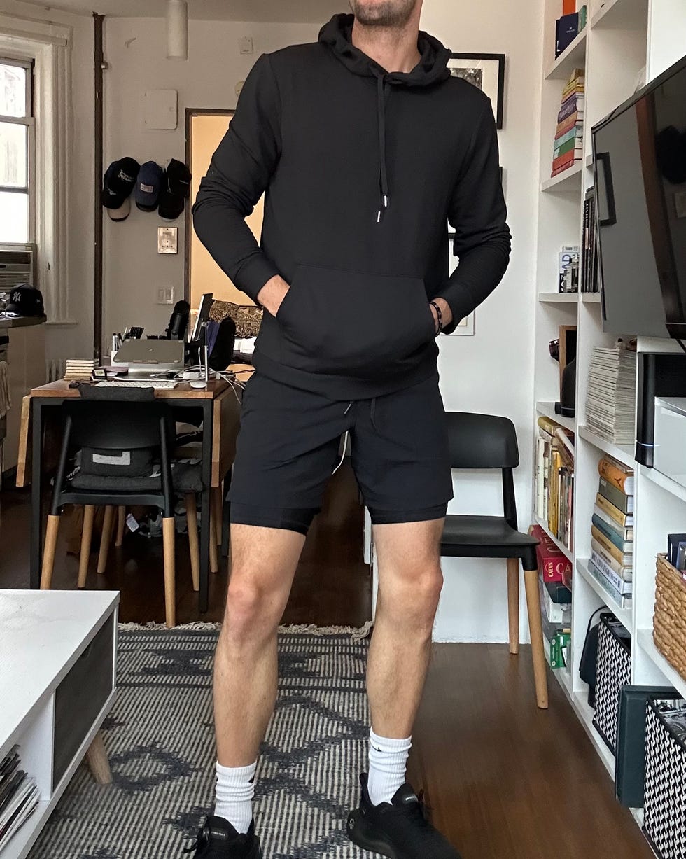 individu portant des vêtements de sport noirs dans un espace de vie