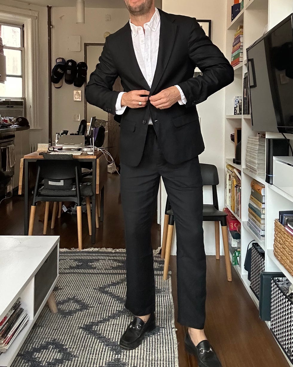 homme ajustant un costume noir dans un cadre familial