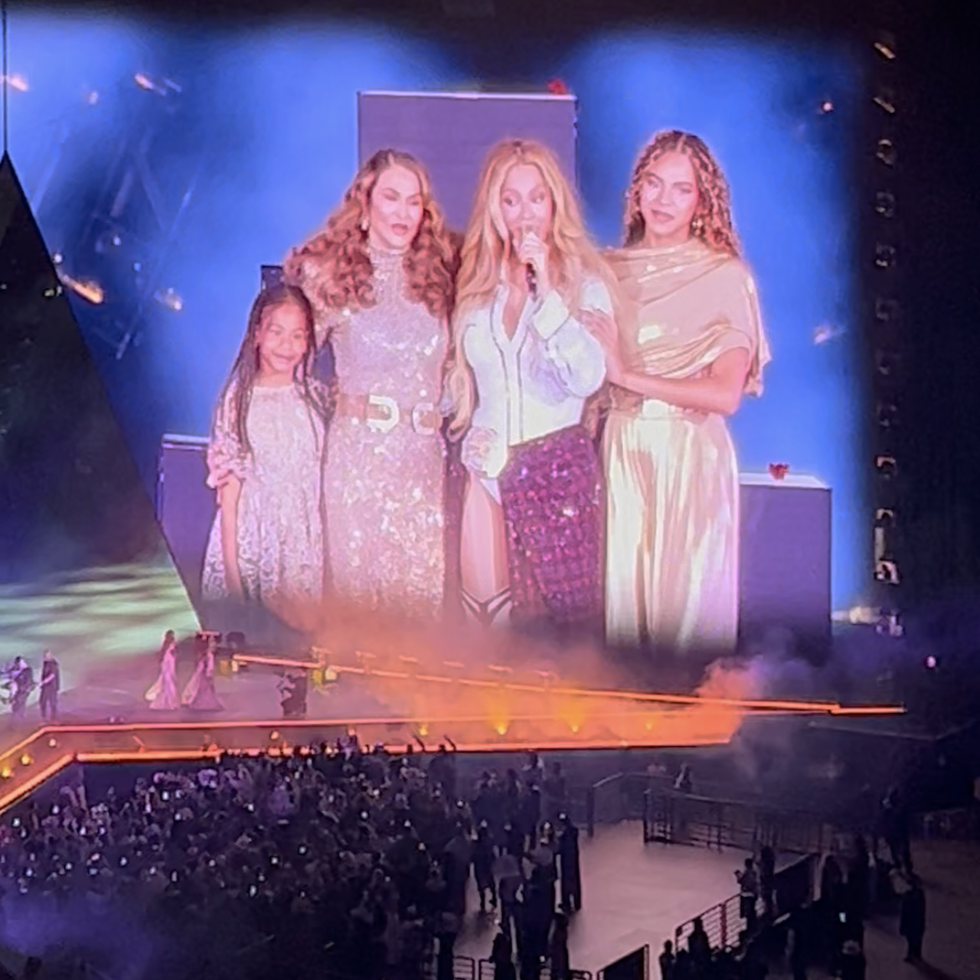 rumi, tina knowles, beyoncé ve blue ivy carter 1 mayıs 2025'te kovboy carter turnesinin sahnesinde