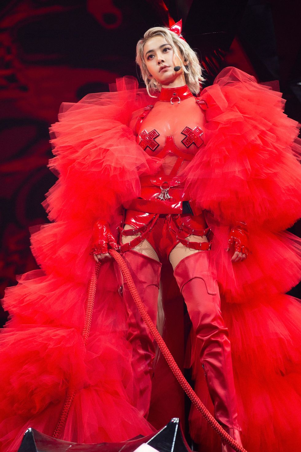 Red, Neo-burlesque, Fashion, Performance, Costume design, Event, Performance art, Costume, Feather boa, Cosplay, 