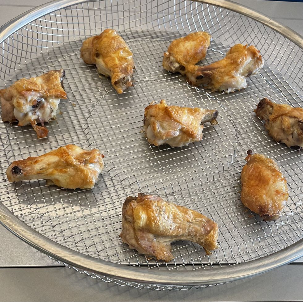 testing air fryer function on microwave with chicken wings