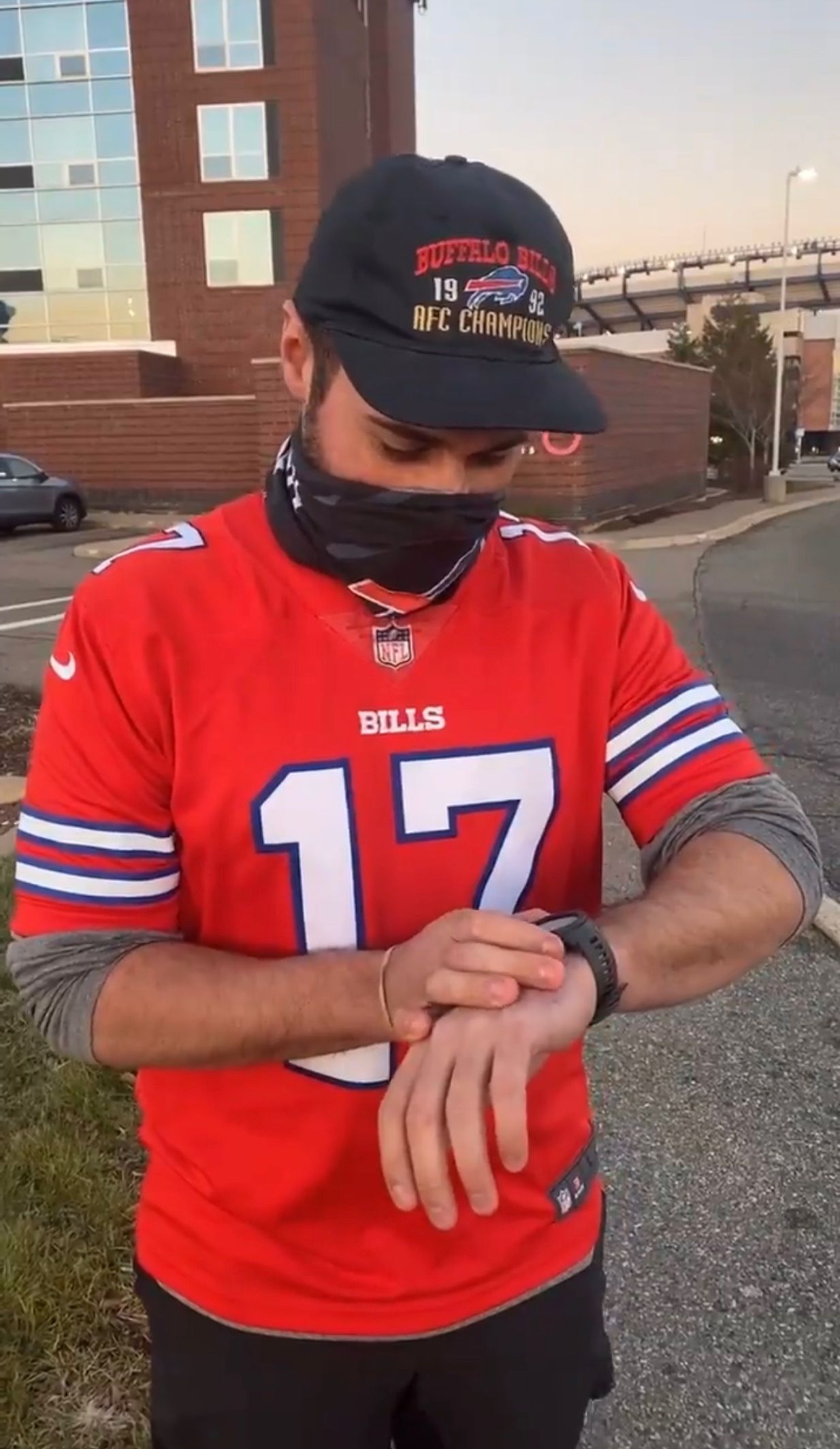 Why this Buffalo Bills fan is running 17 miles to the MNF home