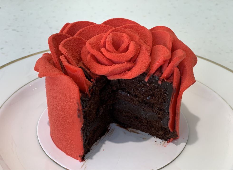 「情人節買顆藝術品般的紅玫瑰蛋糕吧！」跟閨密一起過浪漫的單身情人節