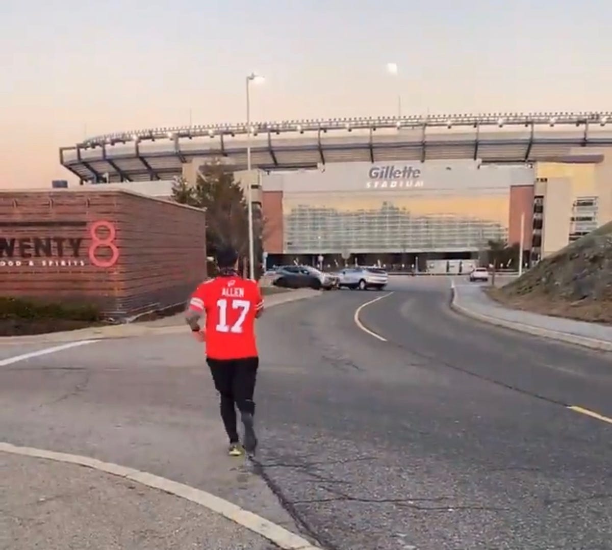 Why this Buffalo Bills fan is running 17 miles to the MNF home