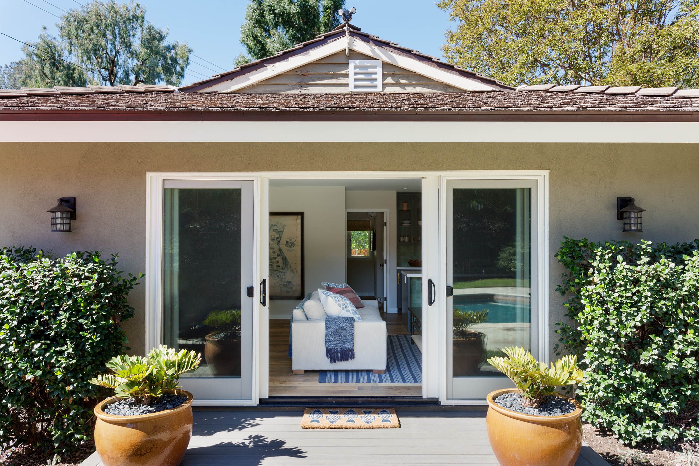 Hive La Home S 600 Square Foot Pool House Is Big On Ways To Maximize Small Spaces