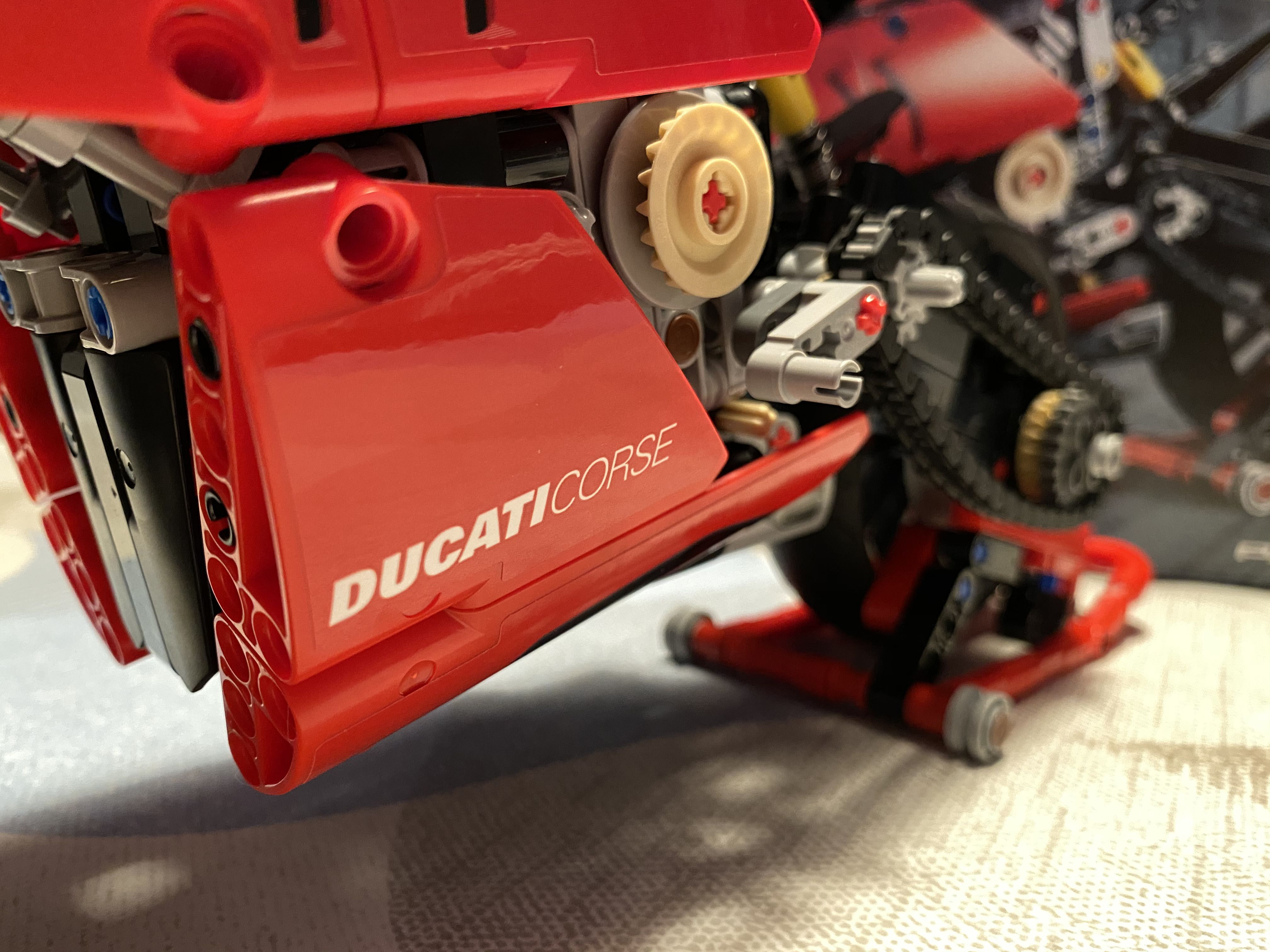 Ducati Panigale V4R, arriva la riproduzione Lego Technic - Due