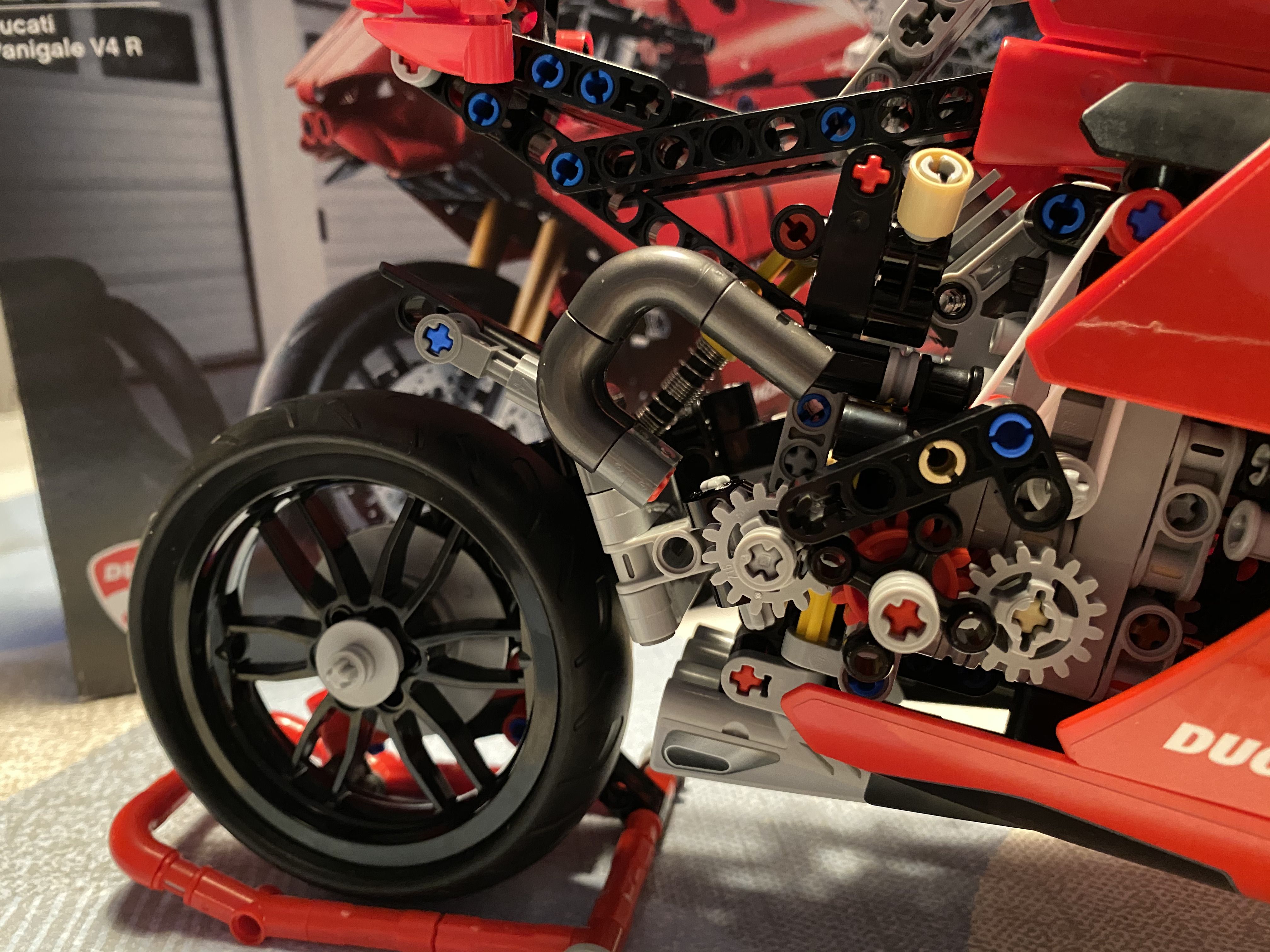 Con Lego alla guida della Ducati Panigale V4 R