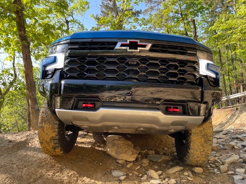 chevy silverado zr2 mengangkangi batu