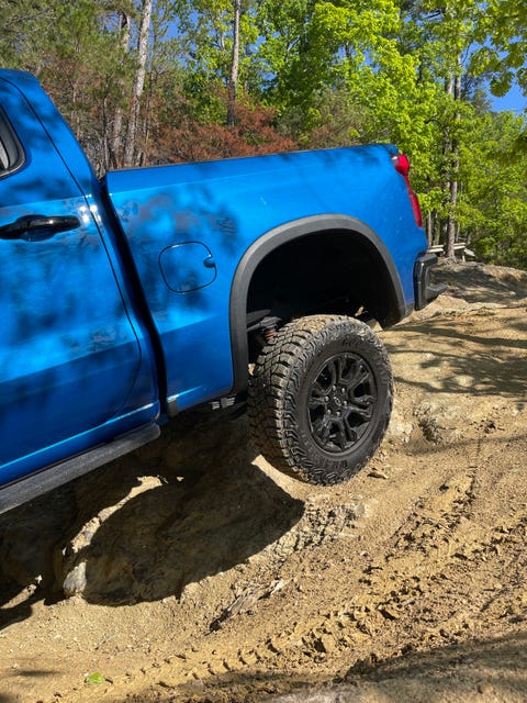 chevy silverado zr2 dengan roda belakang di udara