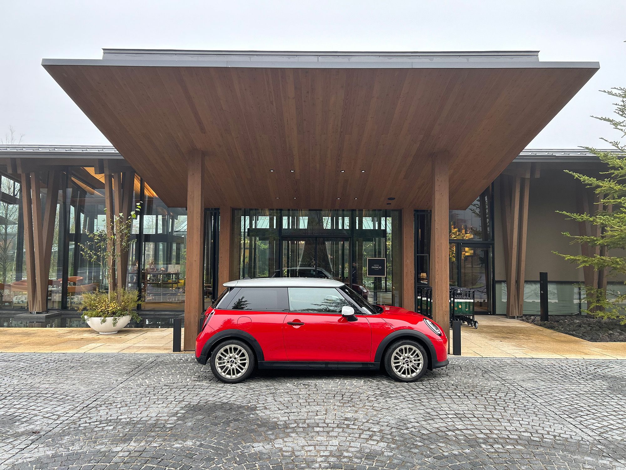 進化したMINI「クーパー」で軽井沢の森を駆ける【試乗記】｜エスクァイア日本版