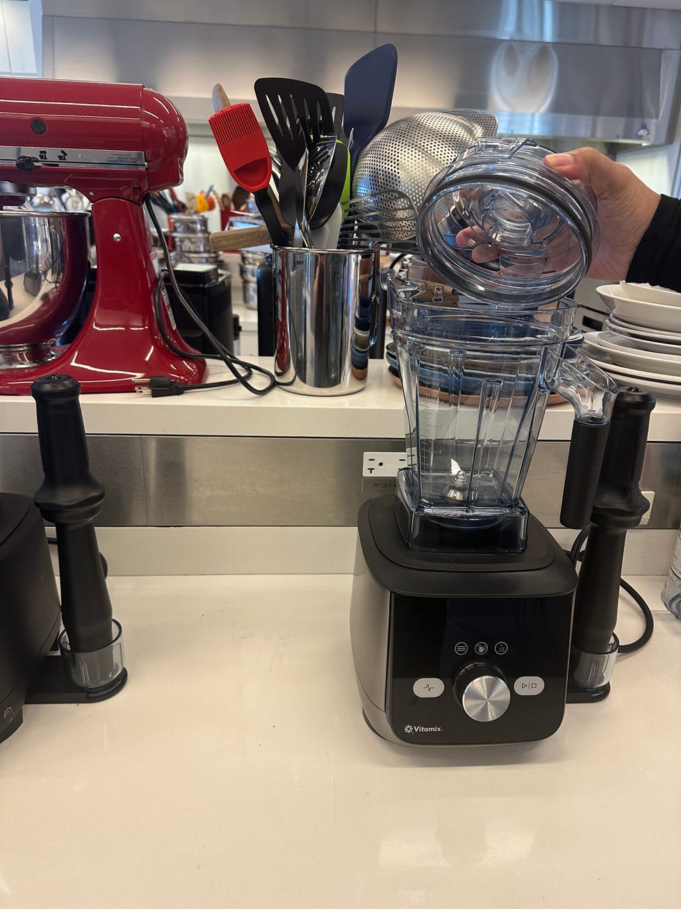hand lifting lid off of blender