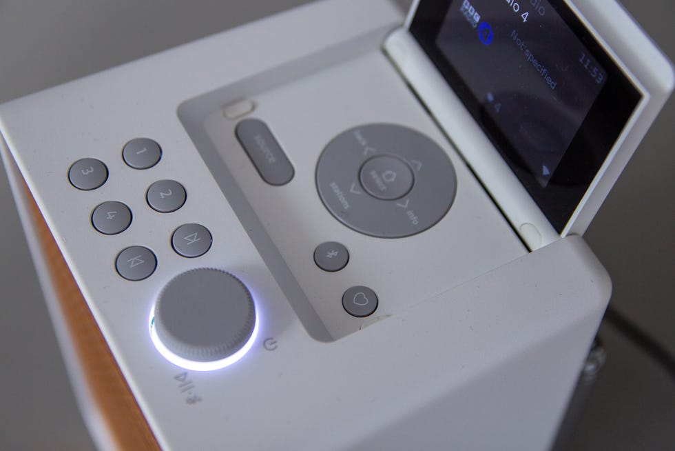 the controls on top of the pure evolve spot radio