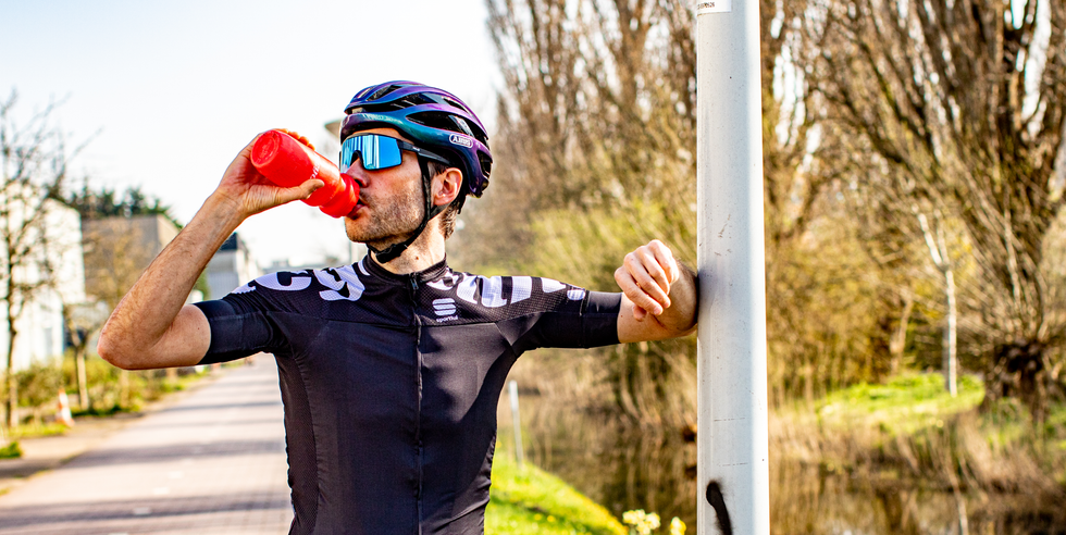 wielrenner drinkt uit een bidon