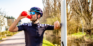 wielrenner drinkt uit een bidon