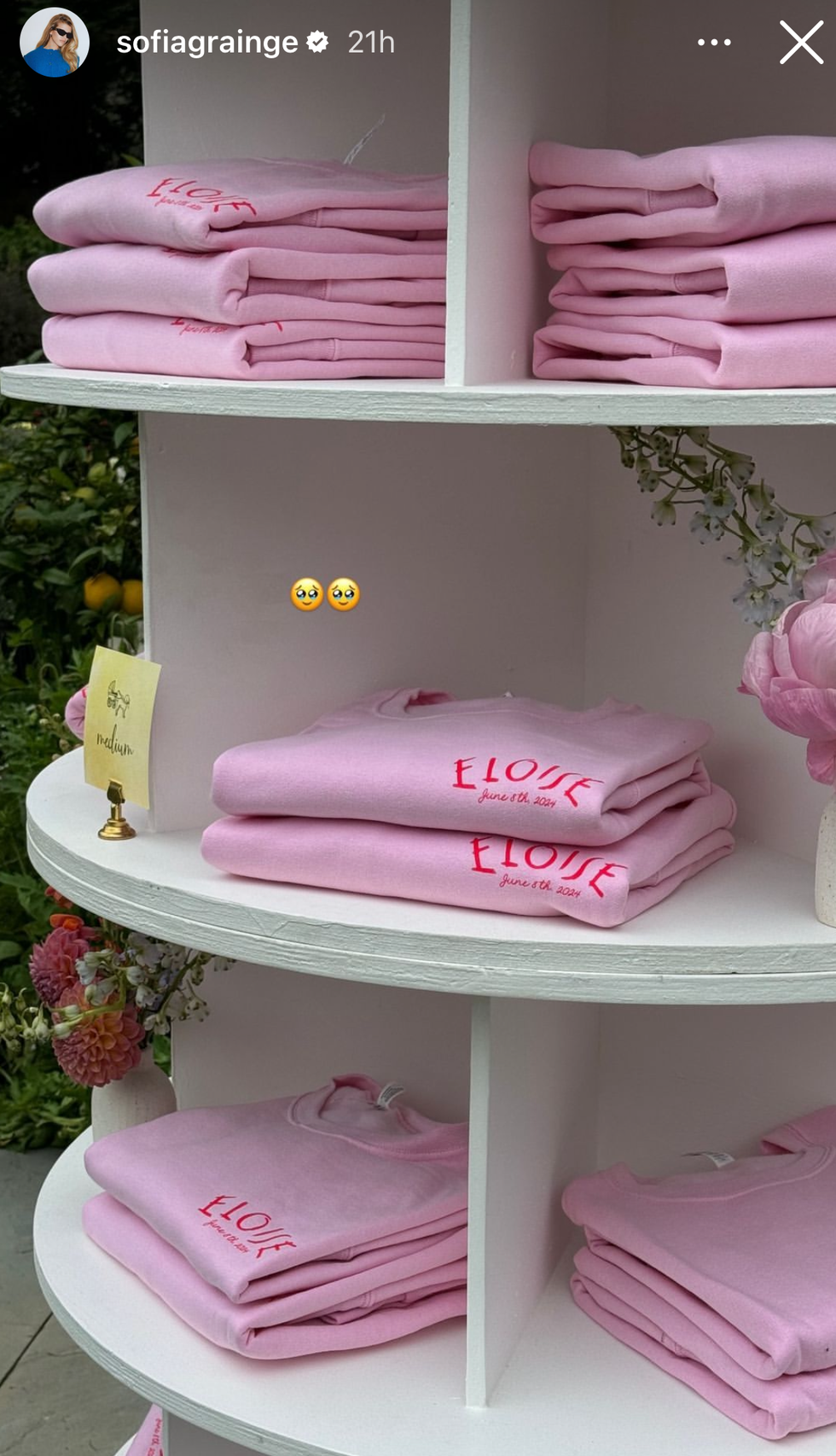 eine Collage aus einem Tisch mit rosa Handtüchern und einer weißen Tischdecke