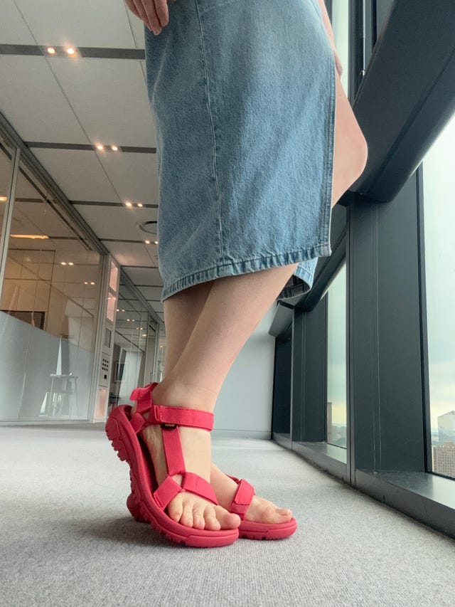 elizabeth wearing the teva hurricane xlt2 sandal in tomato puree