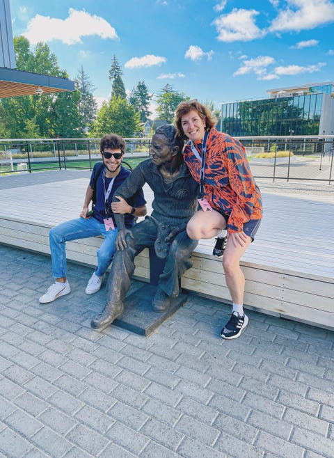 rosa martí y martino tosti, de runner´s world italia, junto a la estatua de adi dasslern en portland