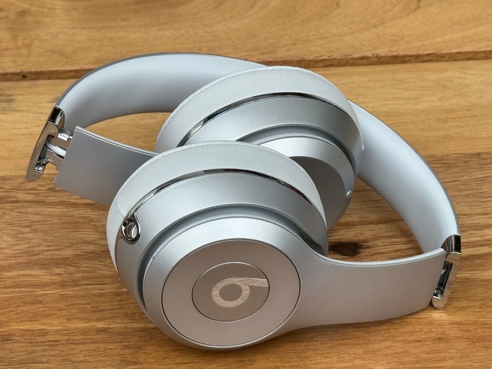 testing the beats solo 3 on an airplane