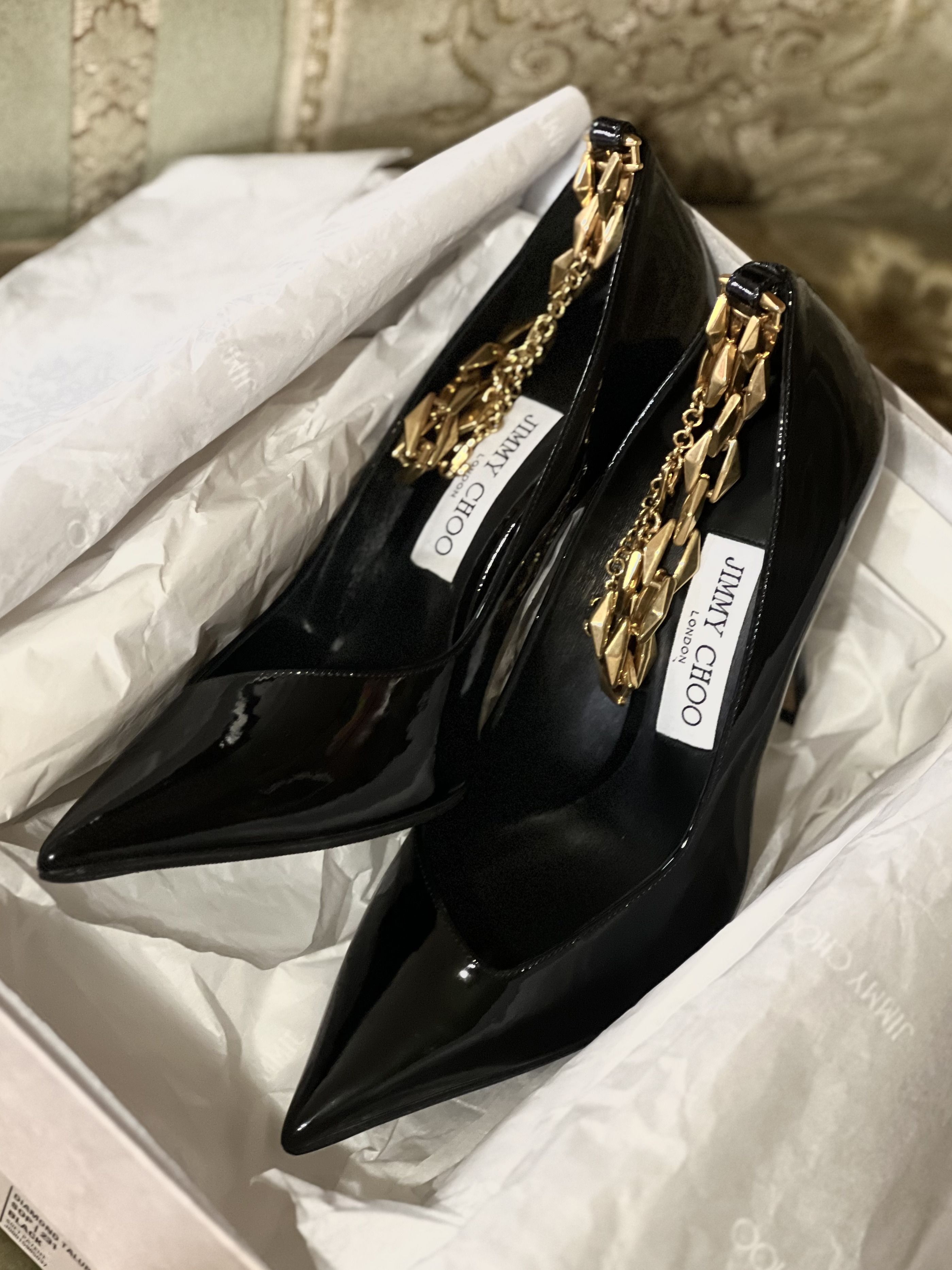 エディターズOKINI】1足持っておくとコーディネートが一気に格上げする「ジミー チュウ（JIMMY CHOO）」の黒パンプス | ファッション |  ELLE ［エル デジタル］