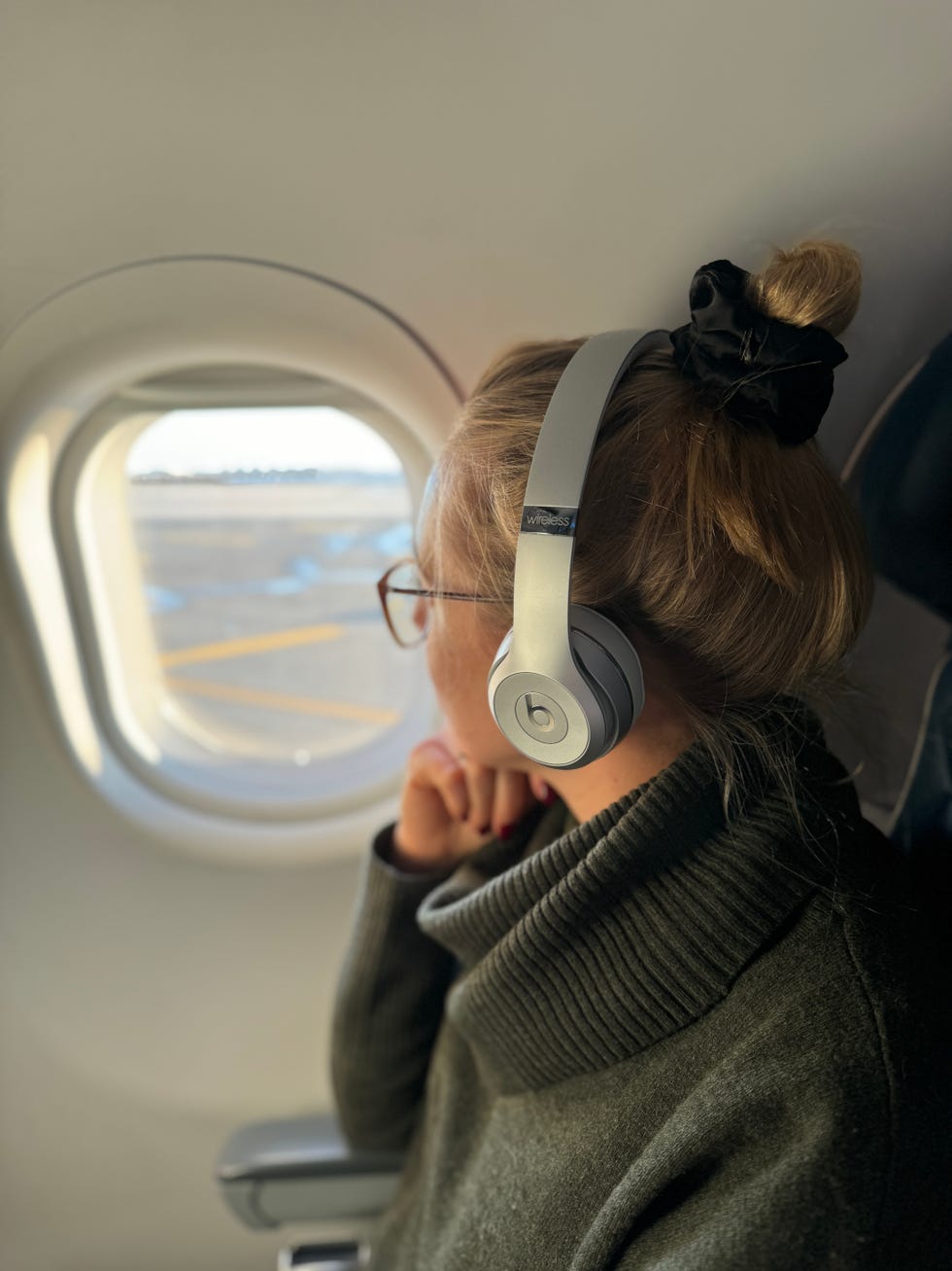 testing the beats solo 3 on an airplane