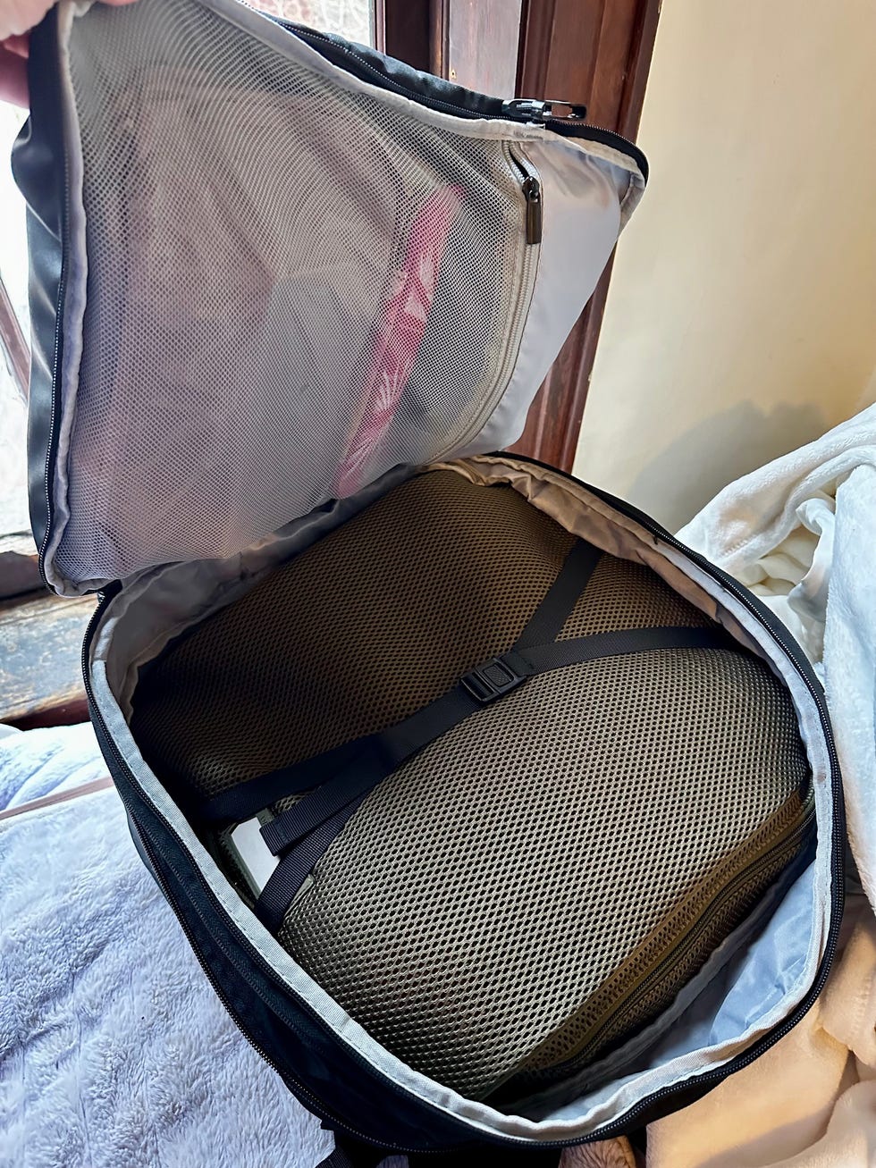 closing a travel backpack